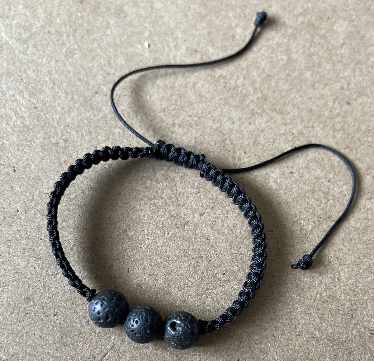 Pulsera Negra de Lava Obsidia Negra para la proteccion general de la vida