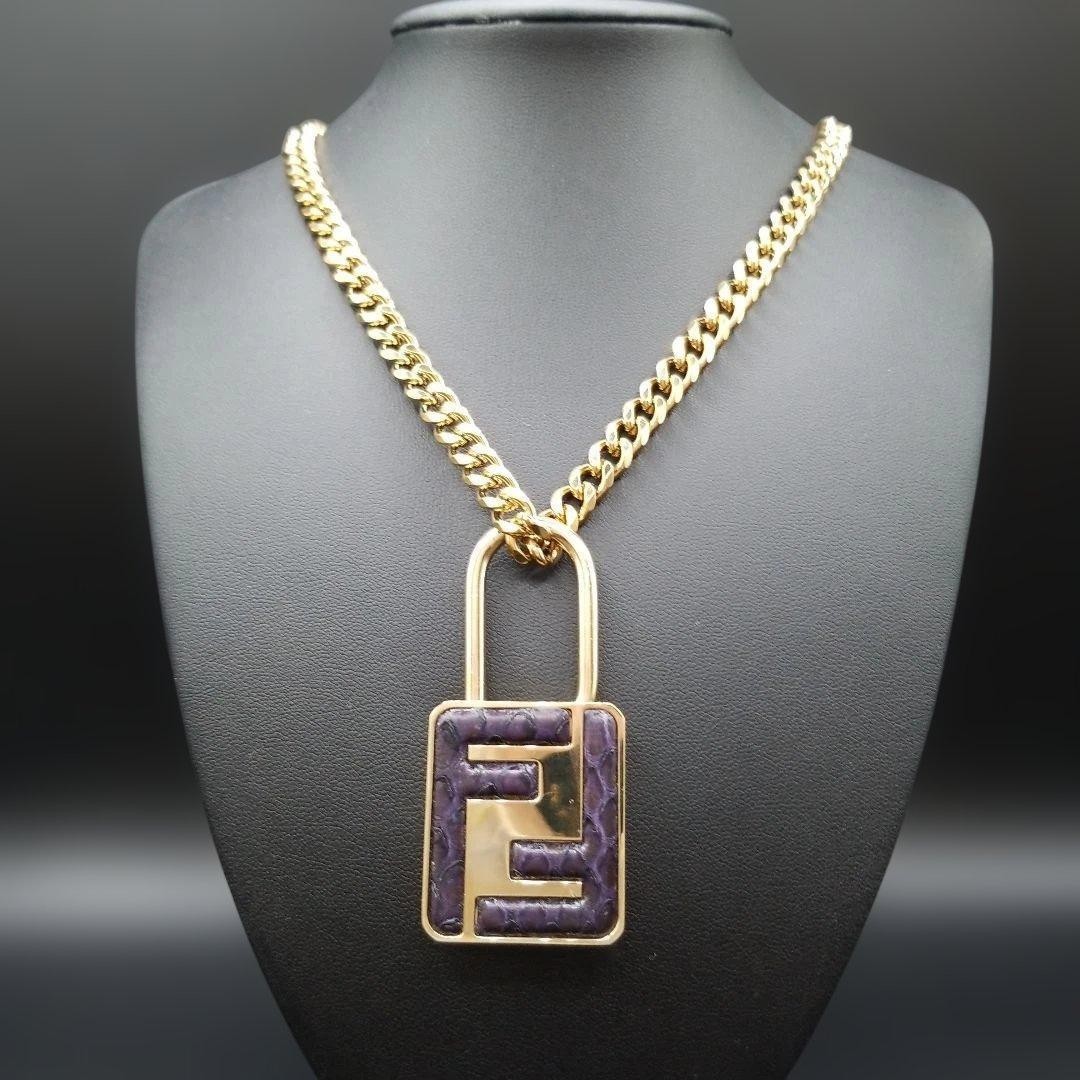 Fendi Black F Logo Padlock Gold Cadena Women’s Necklace – Excellent Condition
