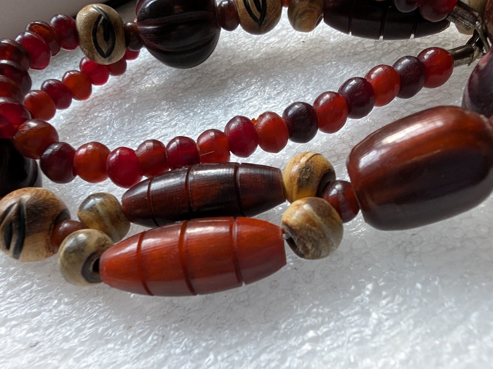Vintage Red & Brown Faux Wooden Resin Beaded Necklace Engraved 69g & 22″ Long