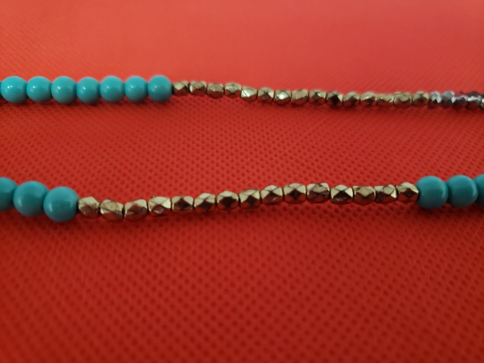 TURQUOISE BEADED AND METALLIC 36″ NECKLACE AND STRETCH BRACELETS