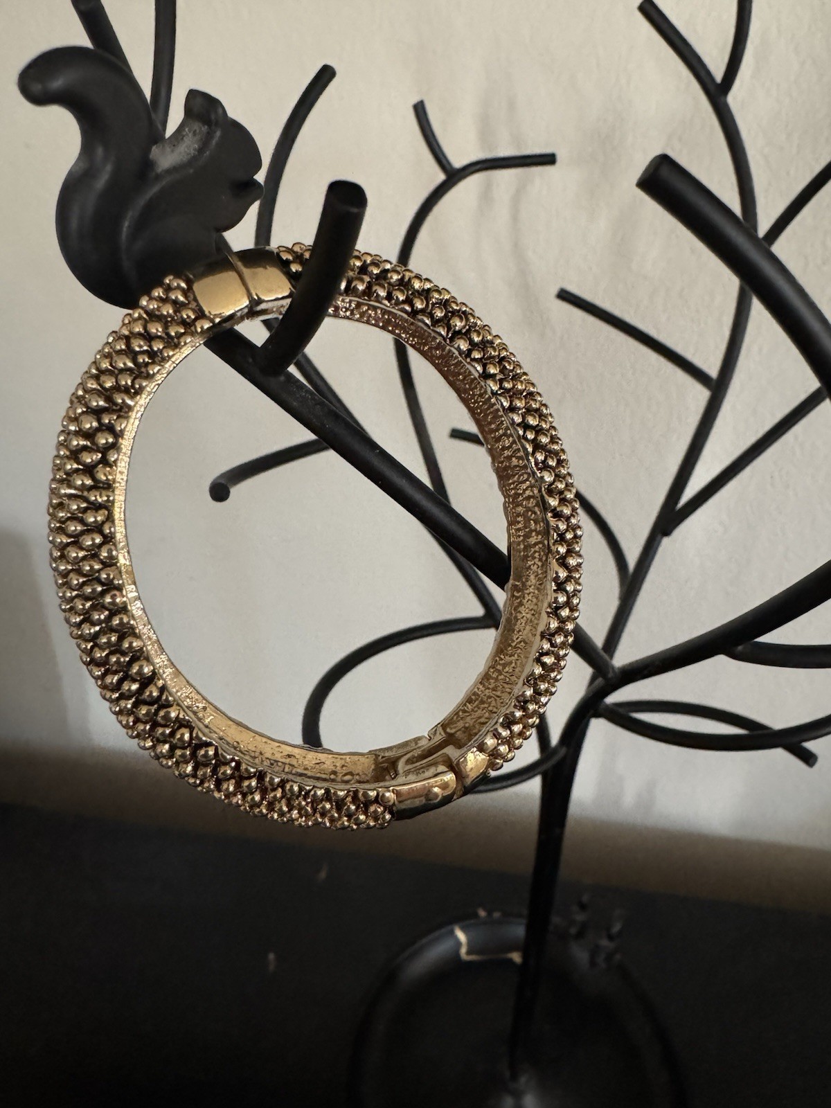 Vintage Gold Tone Textured Magnetic Clasp Round Bangle Bracelet Metal No Stone