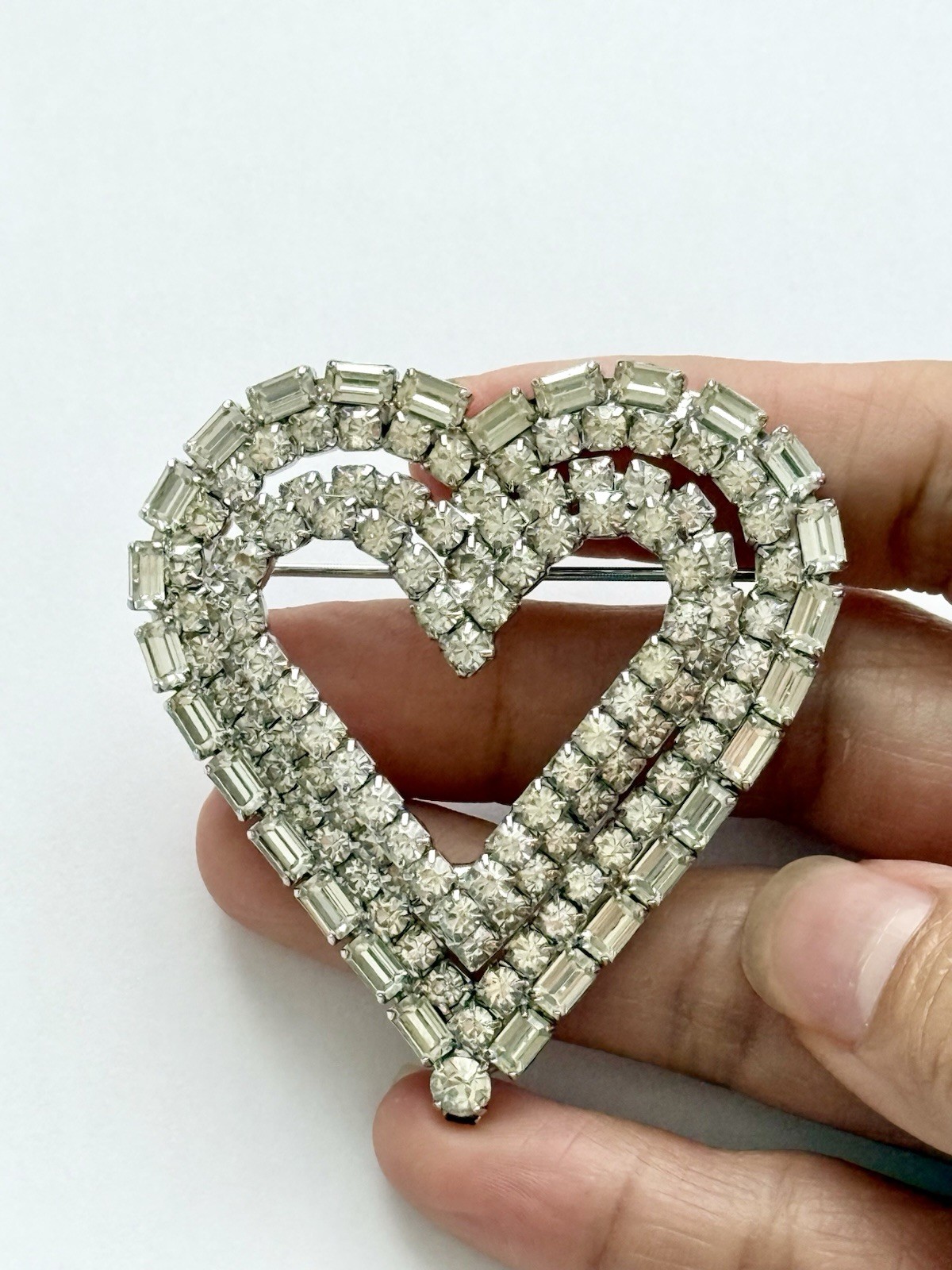 🤍Vintage Heart Silver-Tone Metal Clear Crystal Rhinestone Cluster Brooch Pin 2″