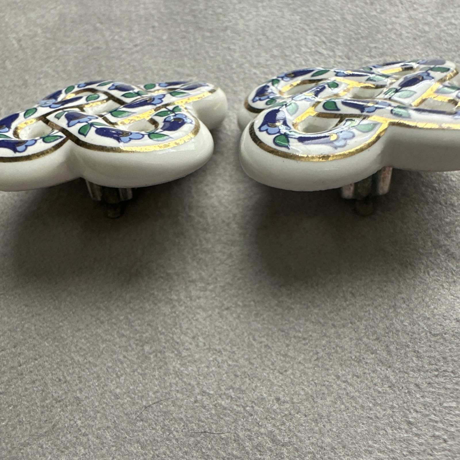 White Blue Enamel Ceramic Flower Clip-On Stud Earrings Gold Tone Green Accent