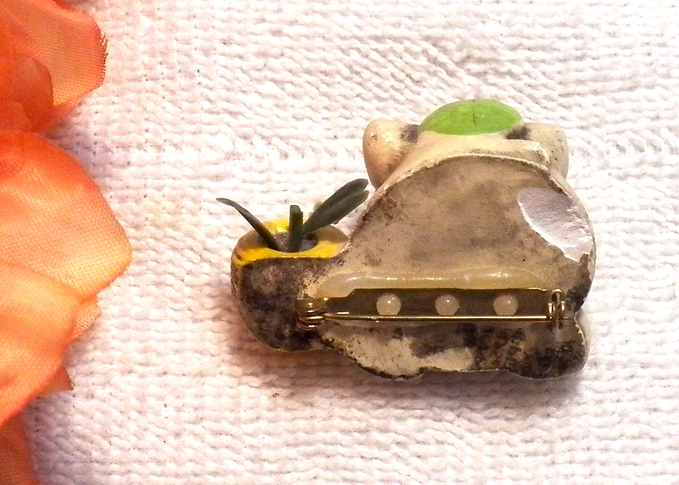 CLASSIC BROOCH WHIMSICAL PIG BOVINE SWINE HOG BOAR SNOUT CURLY TAIL PLASTIC K8