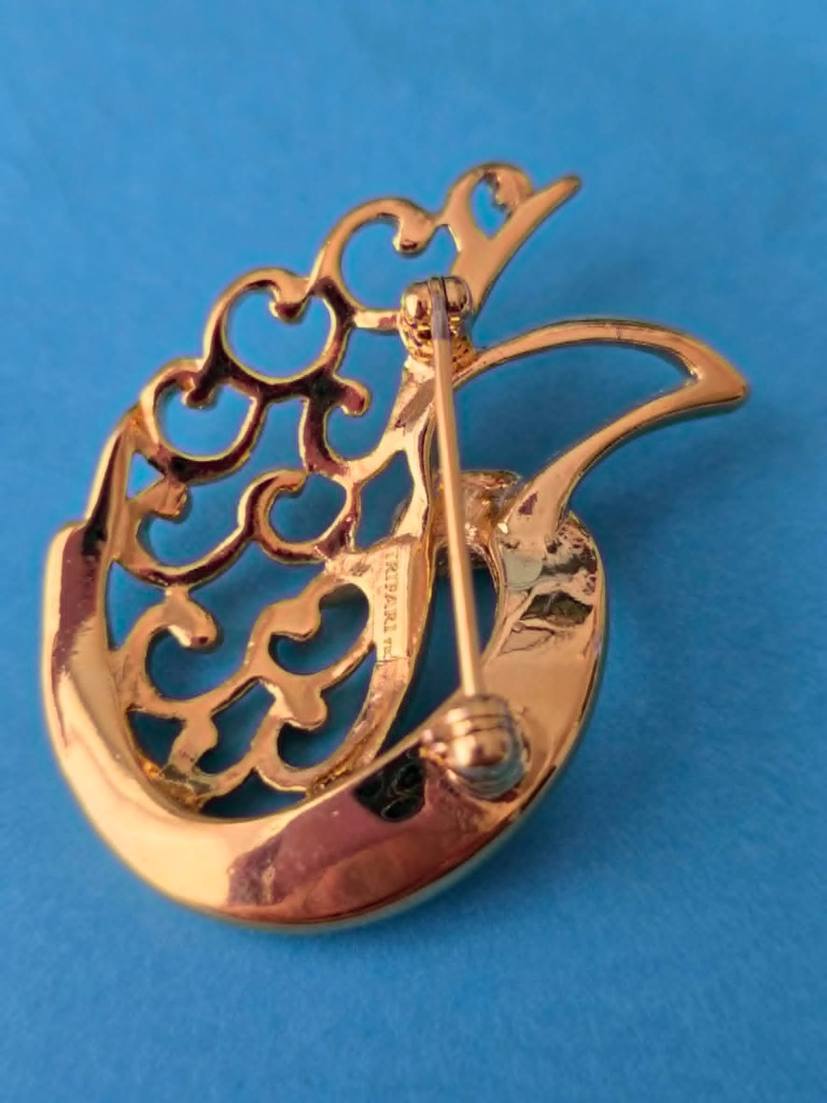 Rare Trifari Women’s Brooch Polished Gold Tone Metal Swan 1.50″