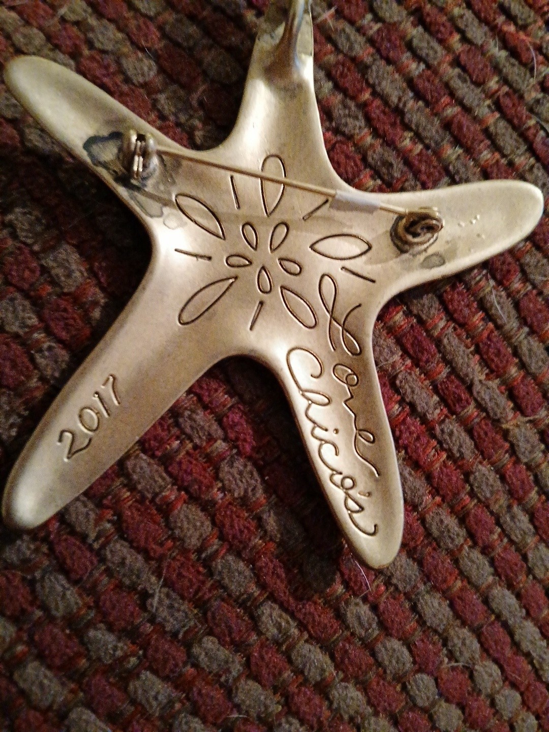 Chico’s 2017 Gold Starfish Pendant Brooch Combo Peace Love Joy Family Dream 3″