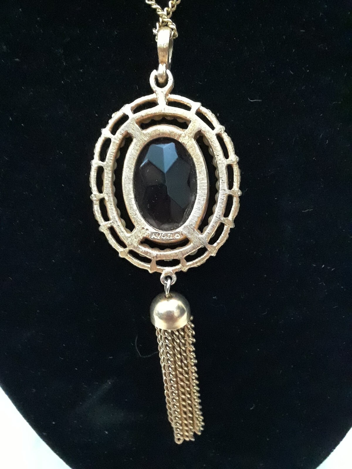 Vintage Purple Cut Oval Stone Surrounded Faux Pearls Gold Tone Tassel 24″ Chain