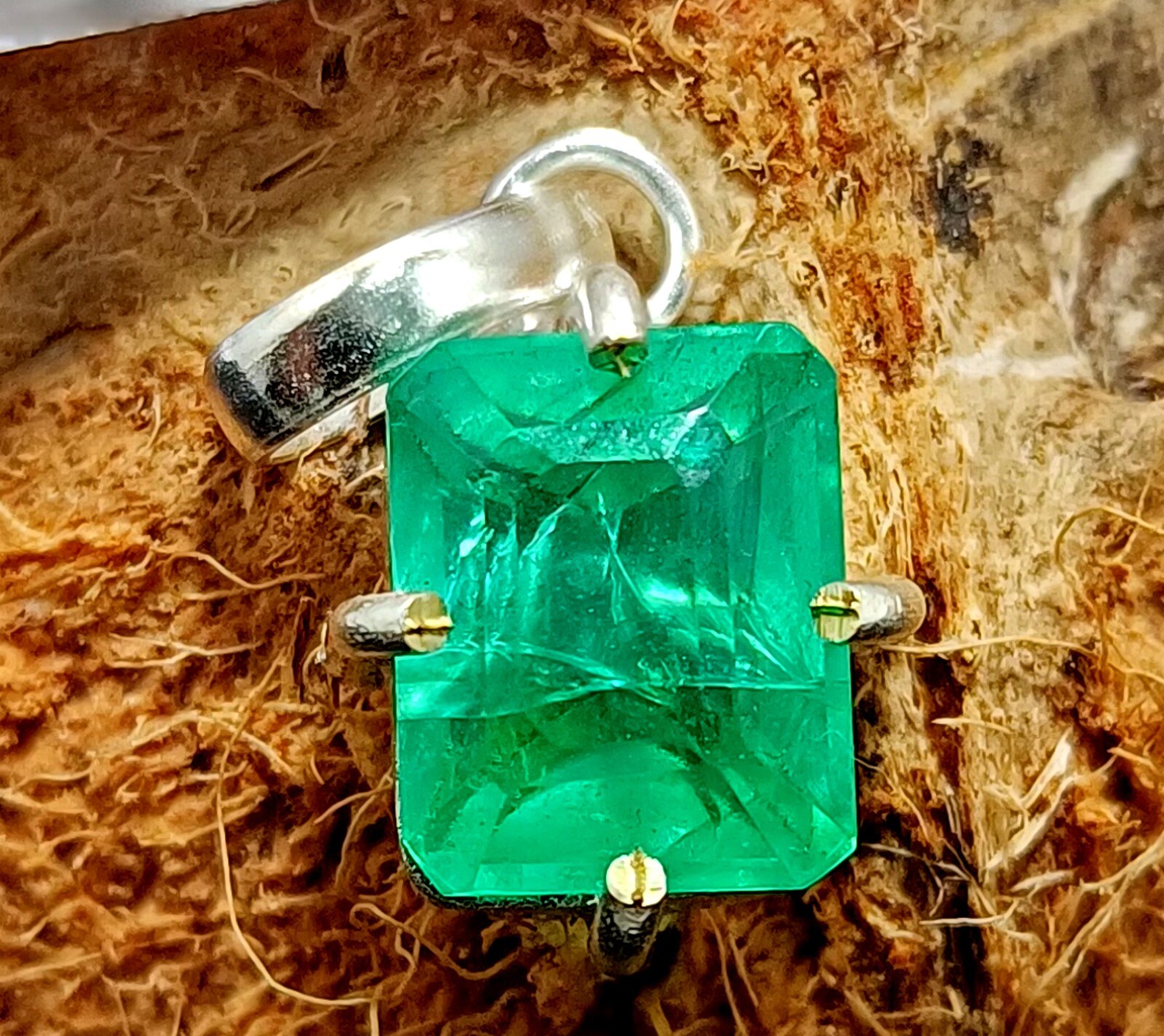 Certified 19.60 Ct Stunning Emerald 925 Solid Silver Emerald CutPendant Gemstone