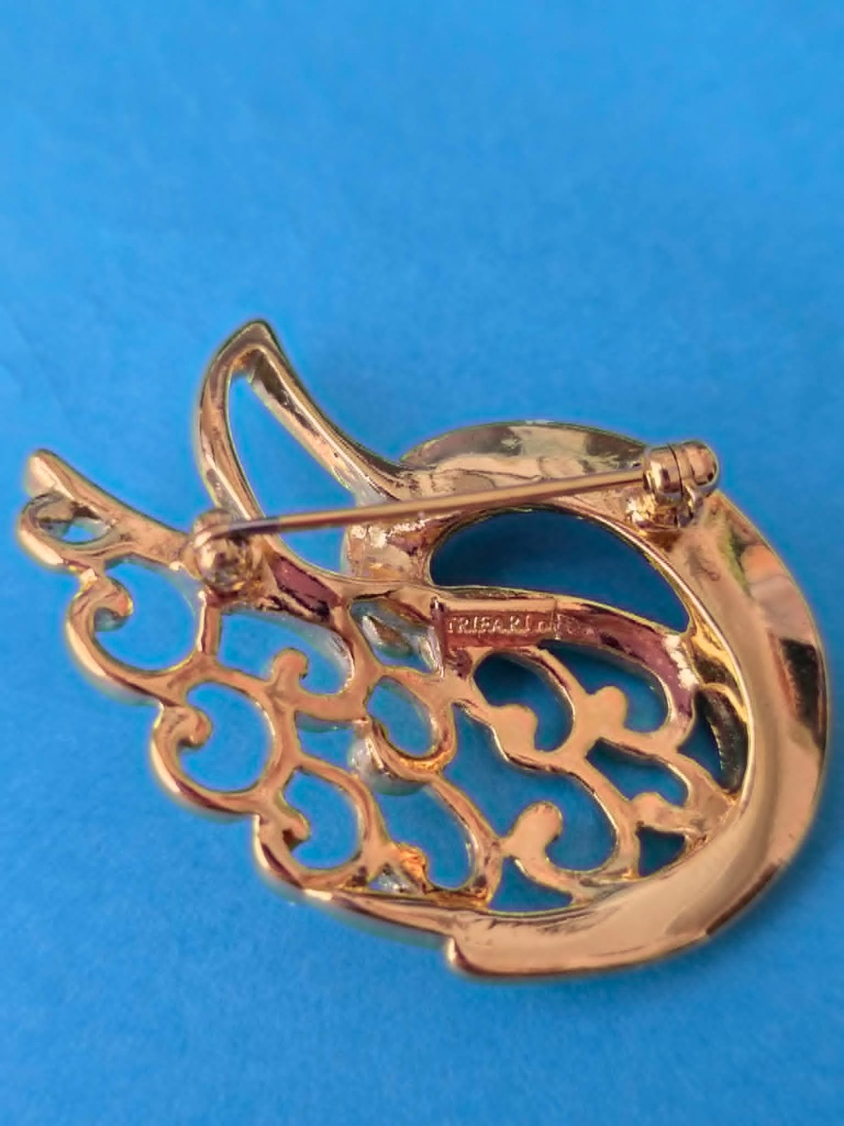 Rare Trifari Women’s Brooch Polished Gold Tone Metal Swan 1.50″