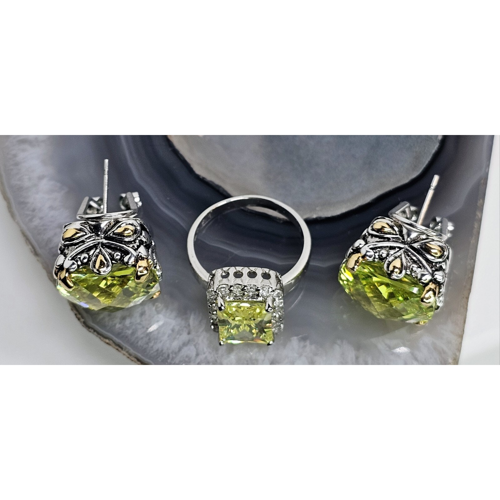 Costume Silver Tone – Green Stone Earrings & Ring Set – High Quality – Ring SZ 7