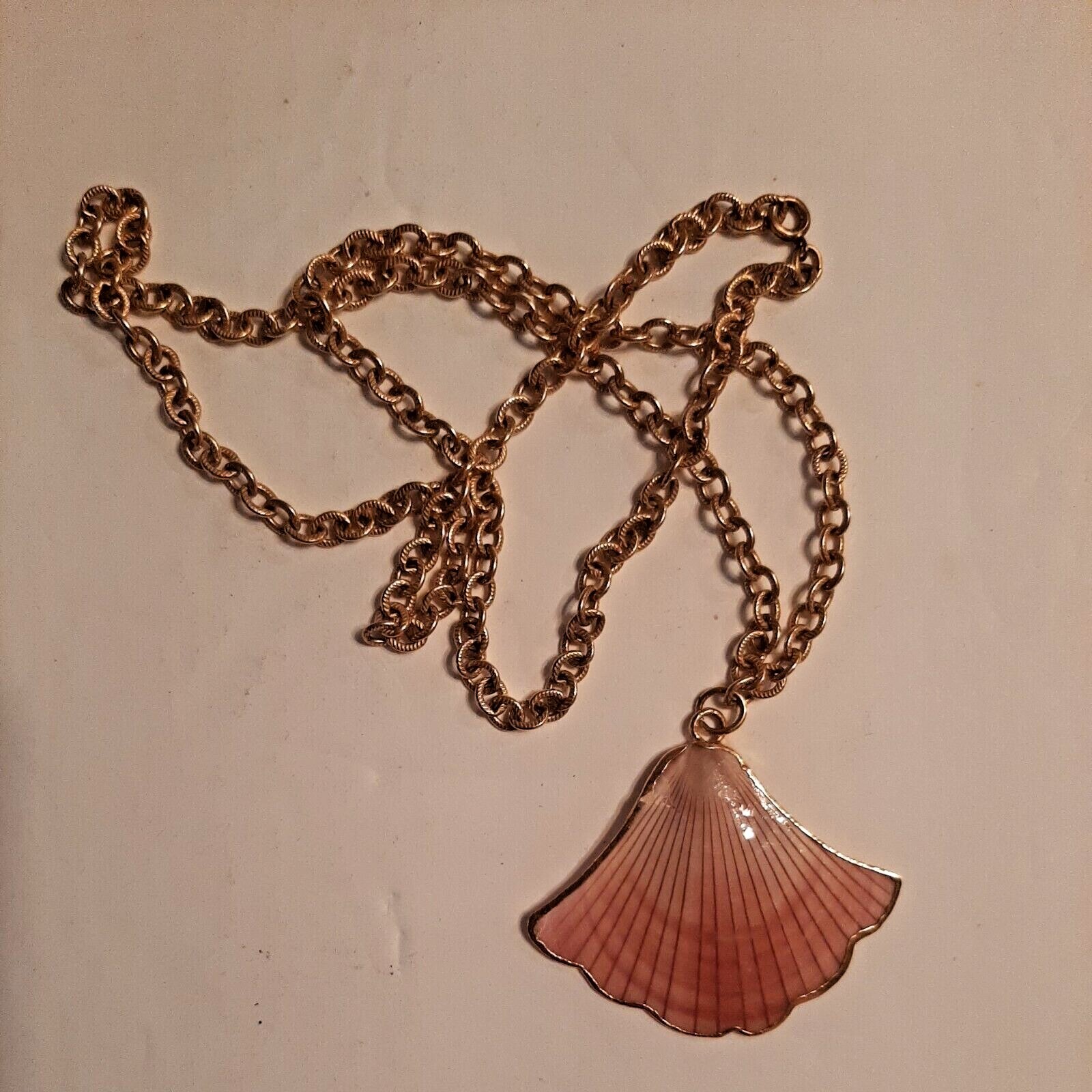 Pink Fan-Shape Shell Necklace Gold-tone 23″ Chain
