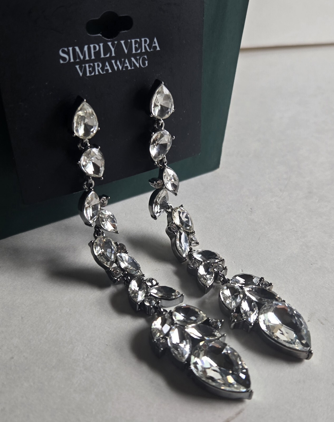 NEW IMPRESSIVE VERA WANG SIMPLY VERA DANGLING DROP EARRING BRIDAL, ANY OCCASION