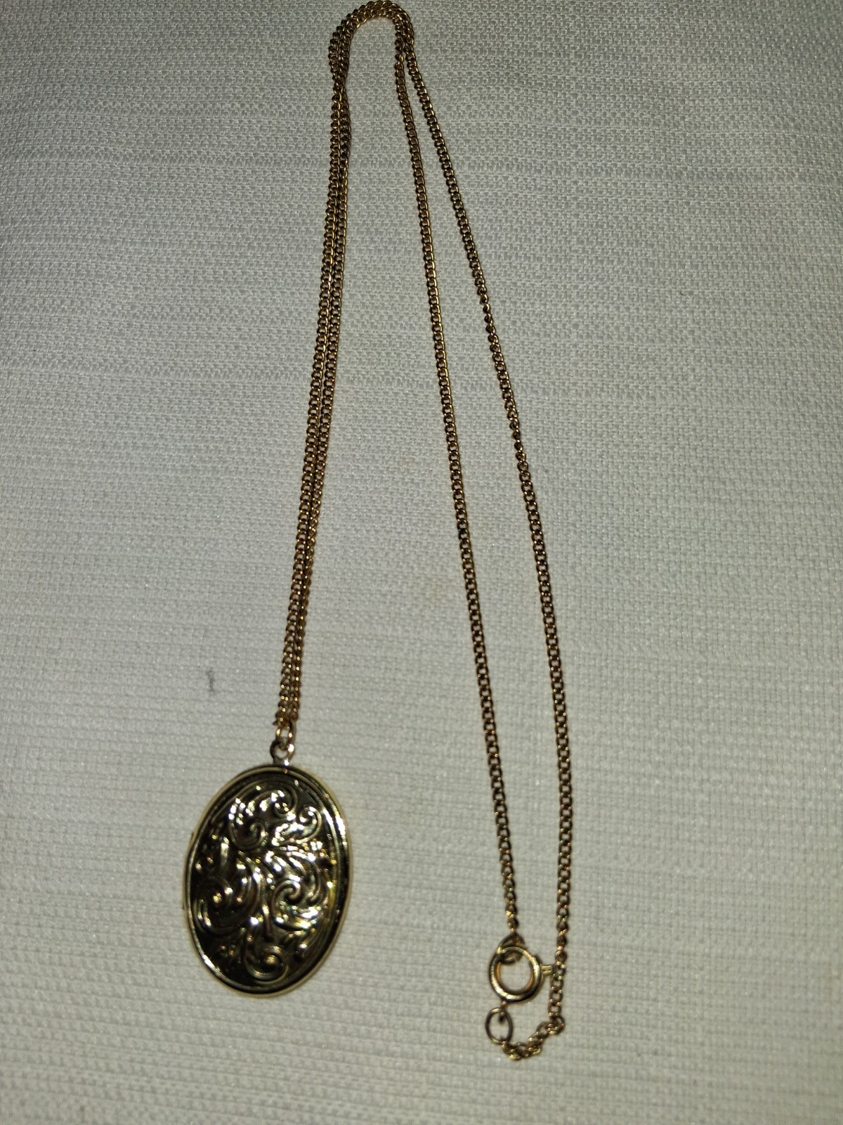 Gold Tone Oval Photo Locket Pendant Necklace Cable Chain Spring Ring Clasp
