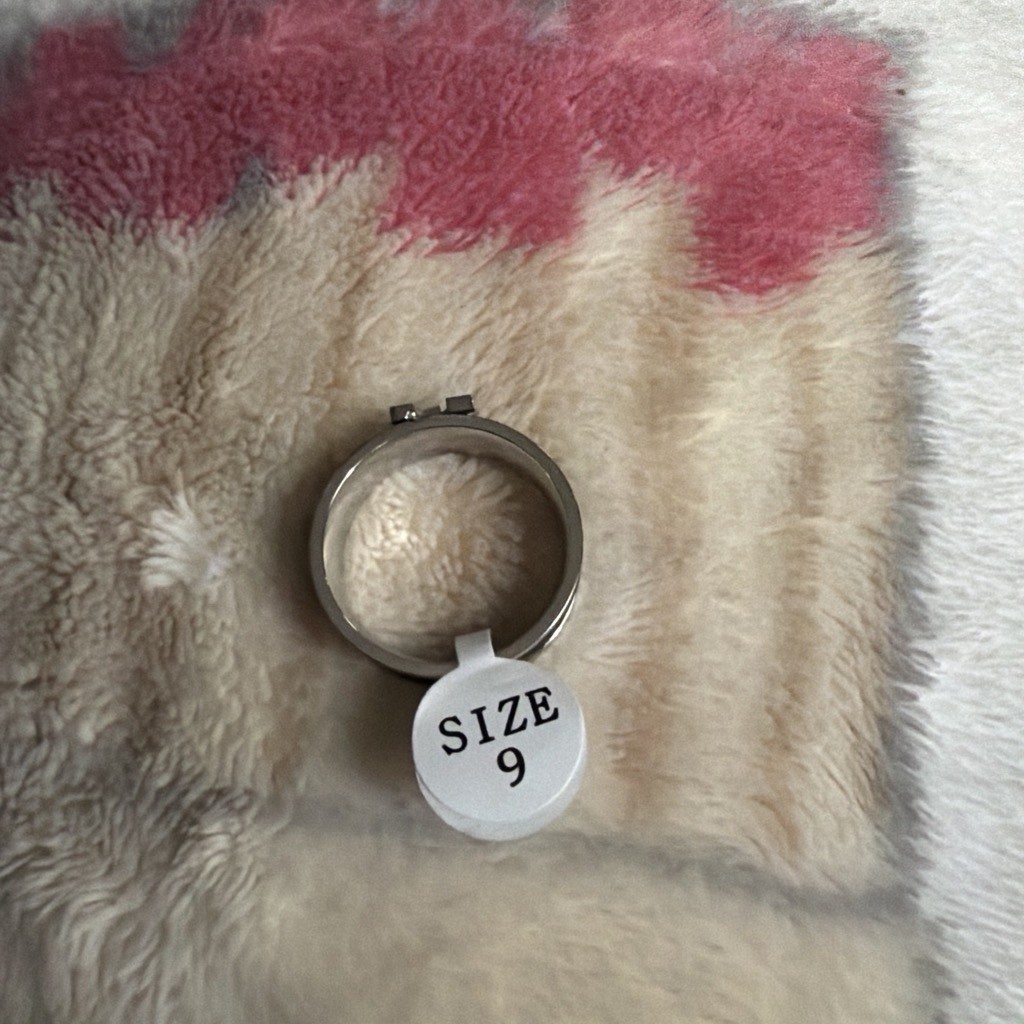 Silver Tone Metal Band Ring Size 9 Round Shape No Main/Secondary Stone Undated