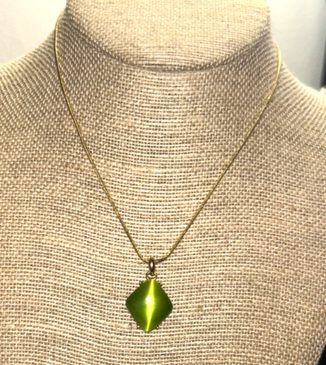 Unbranded Women’s 18” – 20.5” Goldtone Chain Necklace With Green Pendant EUC