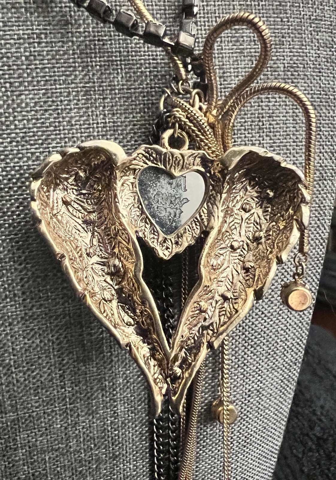 RARE BETSEY JOHNSON FLY WITH ME GOLD ANGEL WINGS CRYSTAL HEART NECKLACE W/BOW