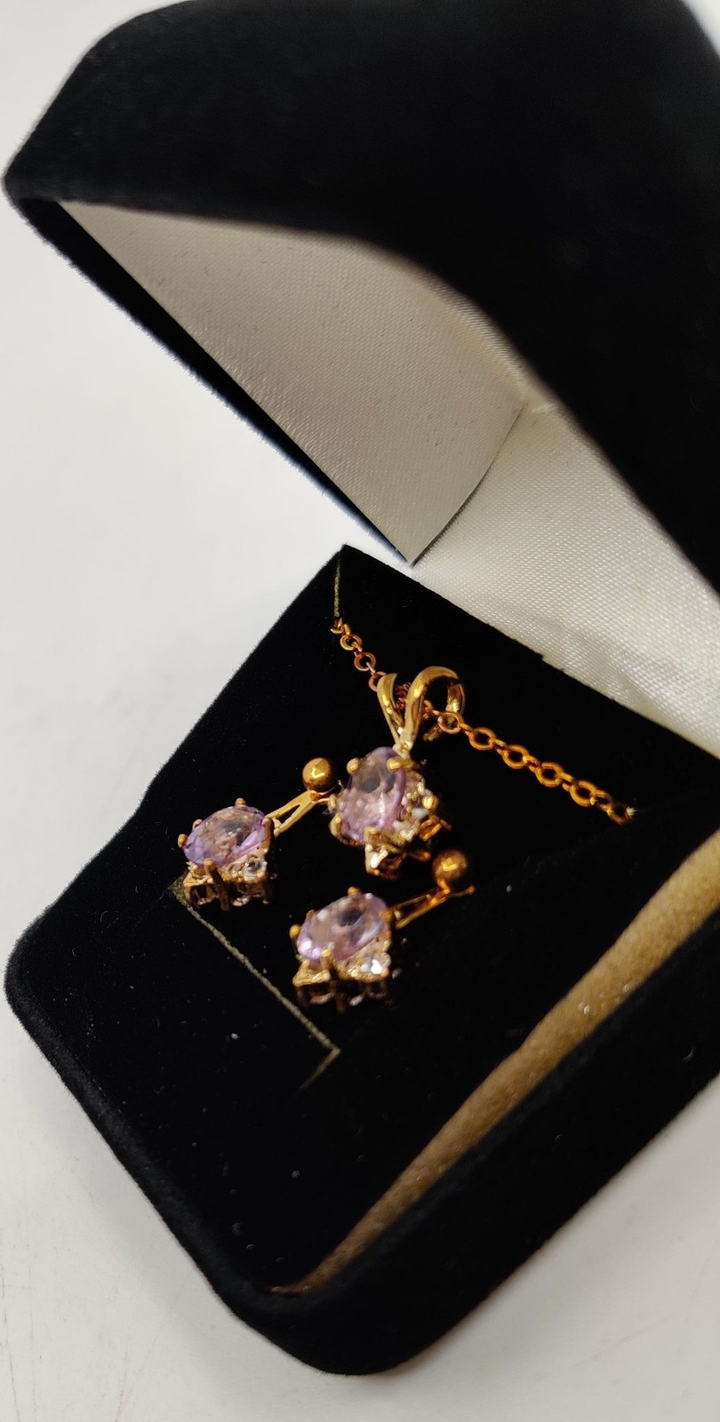 GIFT WOMEN’S JEWELRY SET NECKLACE PENDANT EARRINGS PURPLE RHINES GOLD TONE T1536