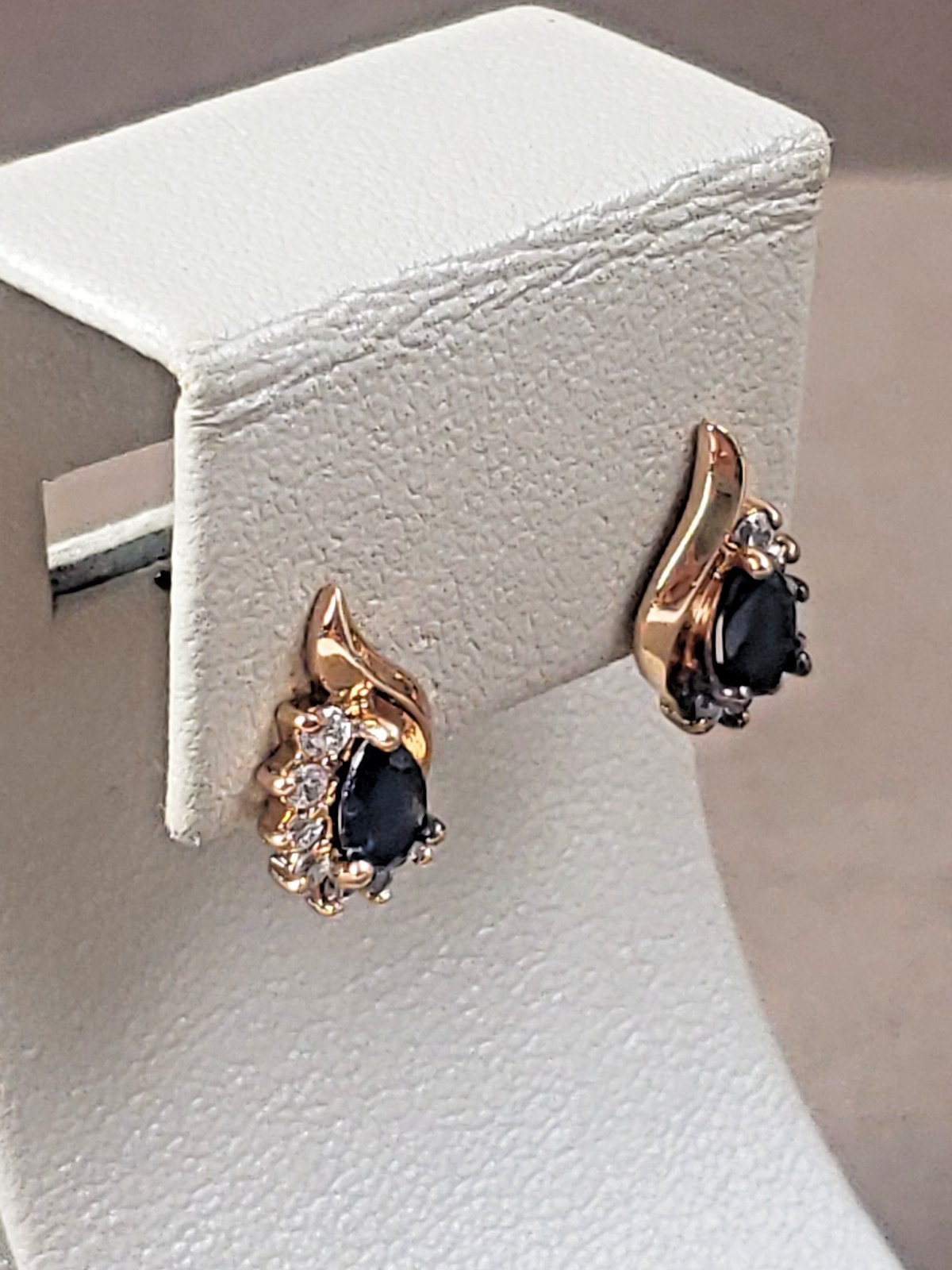 CHARMING GOLD TONE STERLING SILVER SPINEL & CZ TEARDROP STUD EARRINGS
