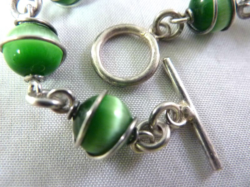 VERY COOL STERLING GREEN SATIN GLASS BEAD BRACELET 15.7g 7.5″ I-3486