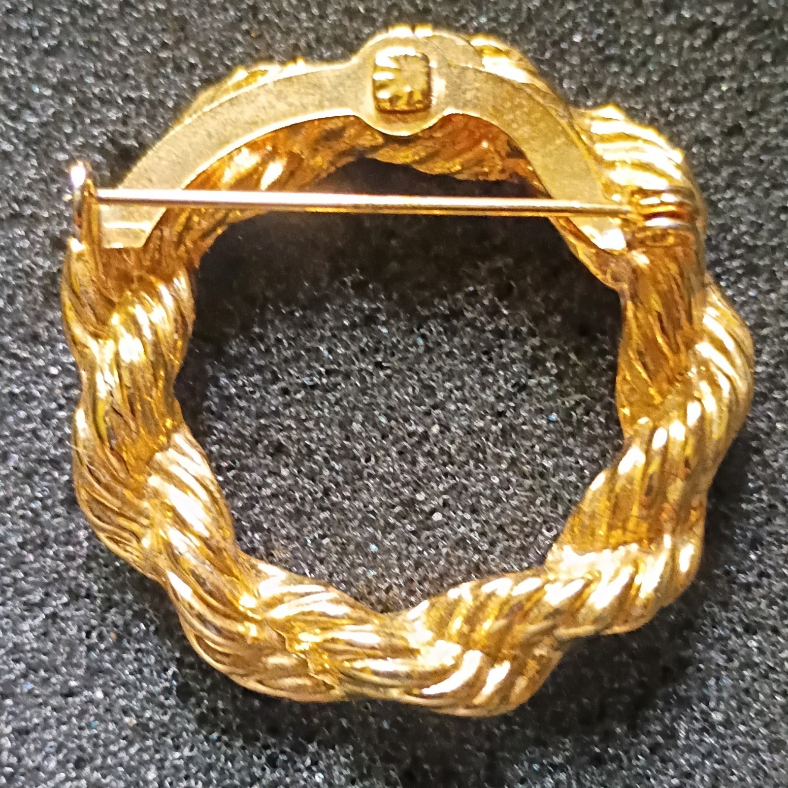 Gold Tone Twisted Rope Round Circle Textured Brooch Pin, No Stone