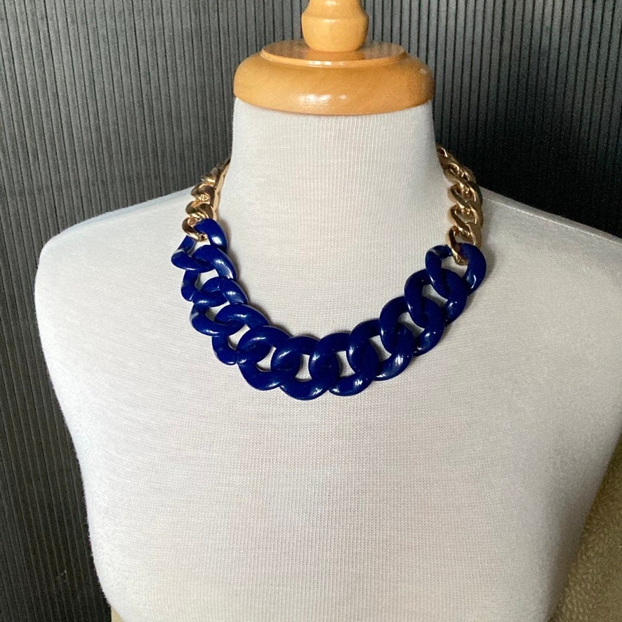 Gold tone and navy plastic / resin heavy chain link necklace