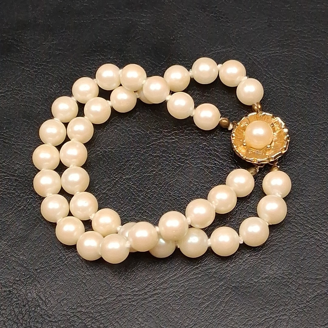 Vintage Double Strand Faux Pearl Bracelet Whit Flower Box Clasp. 17.909