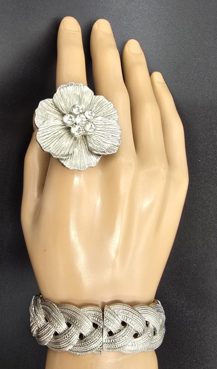 Metal Flower Shaped Stretch Ring With Multi-Rhinestone Center Plust Bracelet
