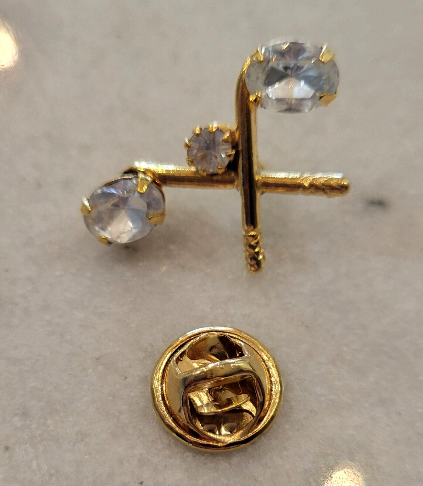 GOLF FUN. ROMAN INC. GLOSSY GOLD-TONE AUSTRIAN CRYSTAL RHINESTONE BROOCH (PIN)