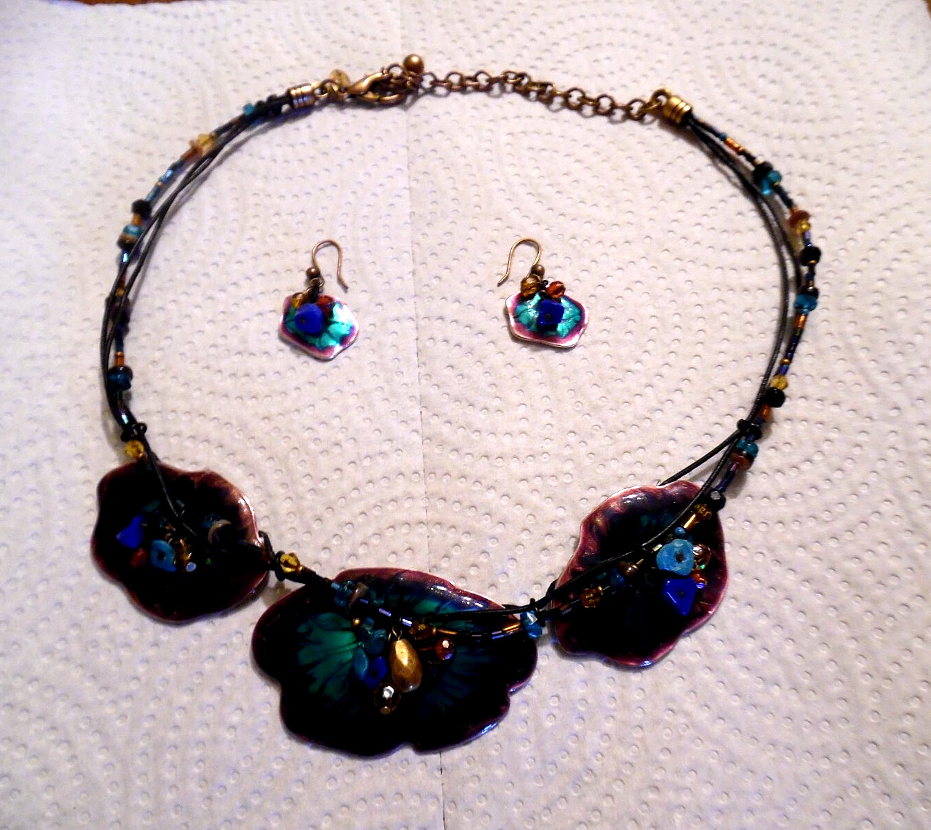 CHICOS BOHO STYLE ENAMELWARE LEAF ON SILVER CHOKER W/MATCHING EARRINGS