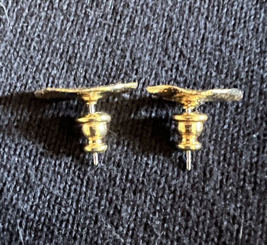 Gold Tone Textured Leaf Stud Earrings Screw Back Closure No Stone Metal