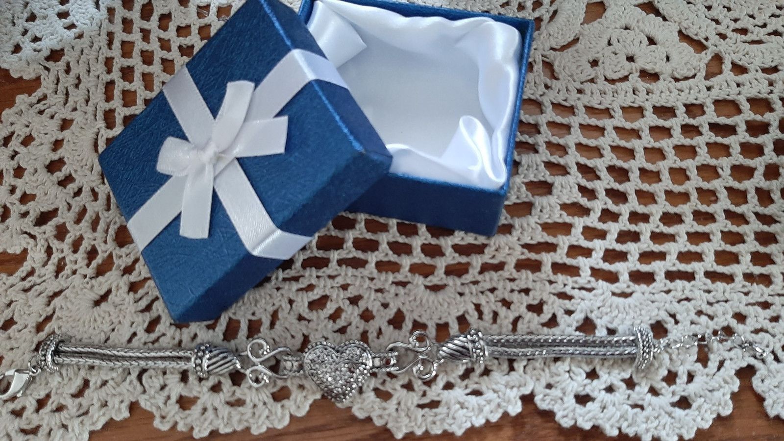 NWT – Awesome 7″-9″ Lia Sophia Love Dust Pave Crystal Heart Silver Tone BRACELET
