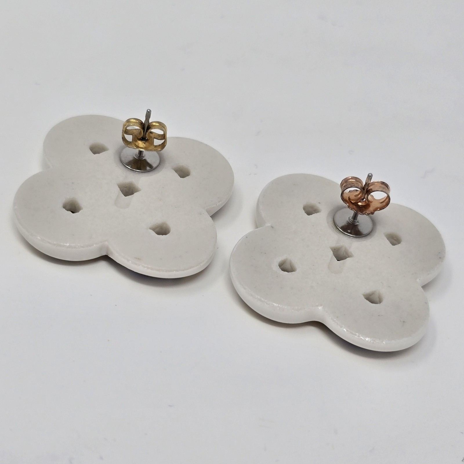 Vintage Avon Celtic Knot Blue Floral Enamel Ceramic Porcelain Stud Earrings 90s