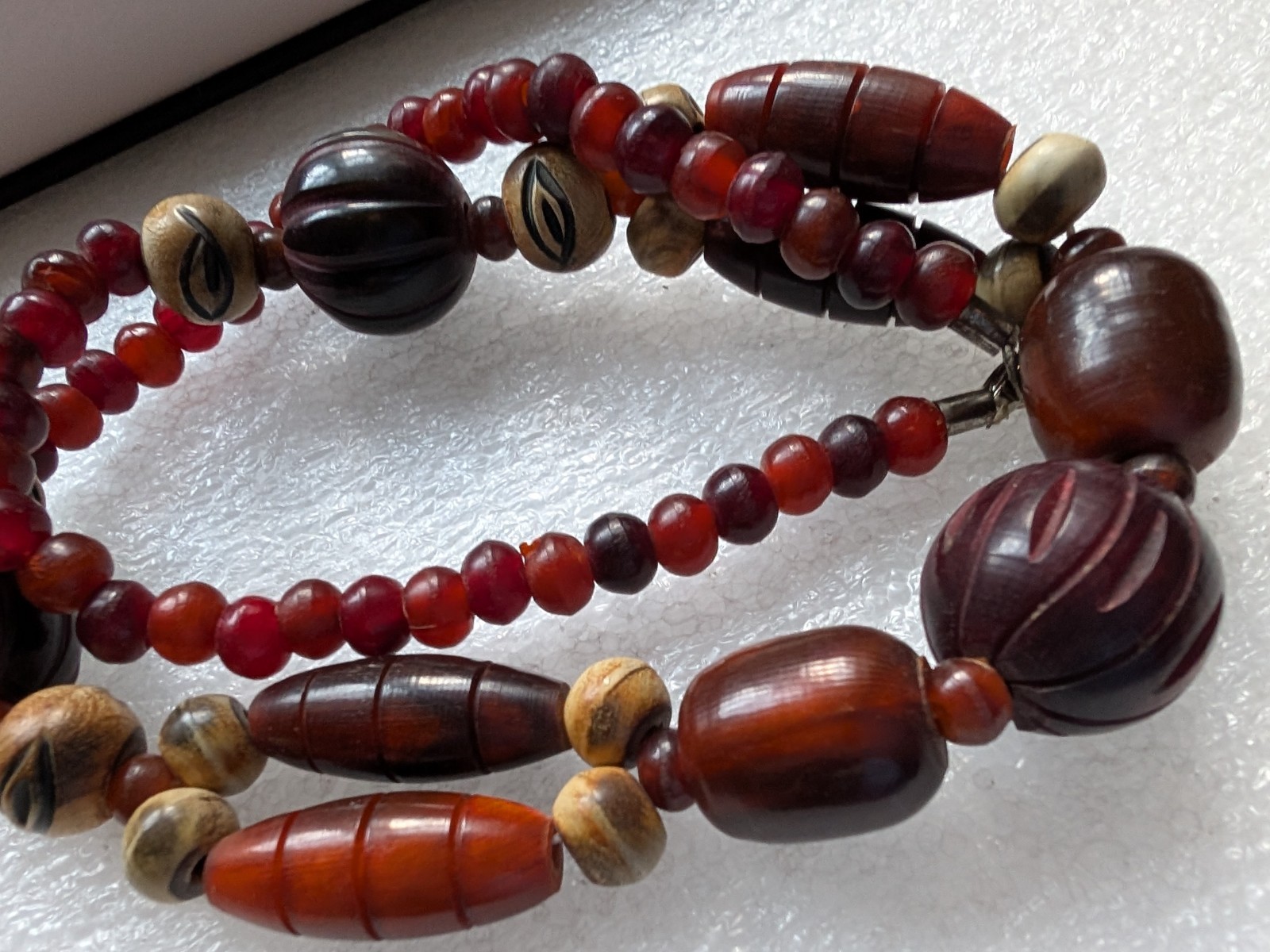 Vintage Red & Brown Faux Wooden Resin Beaded Necklace Engraved 69g & 22″ Long