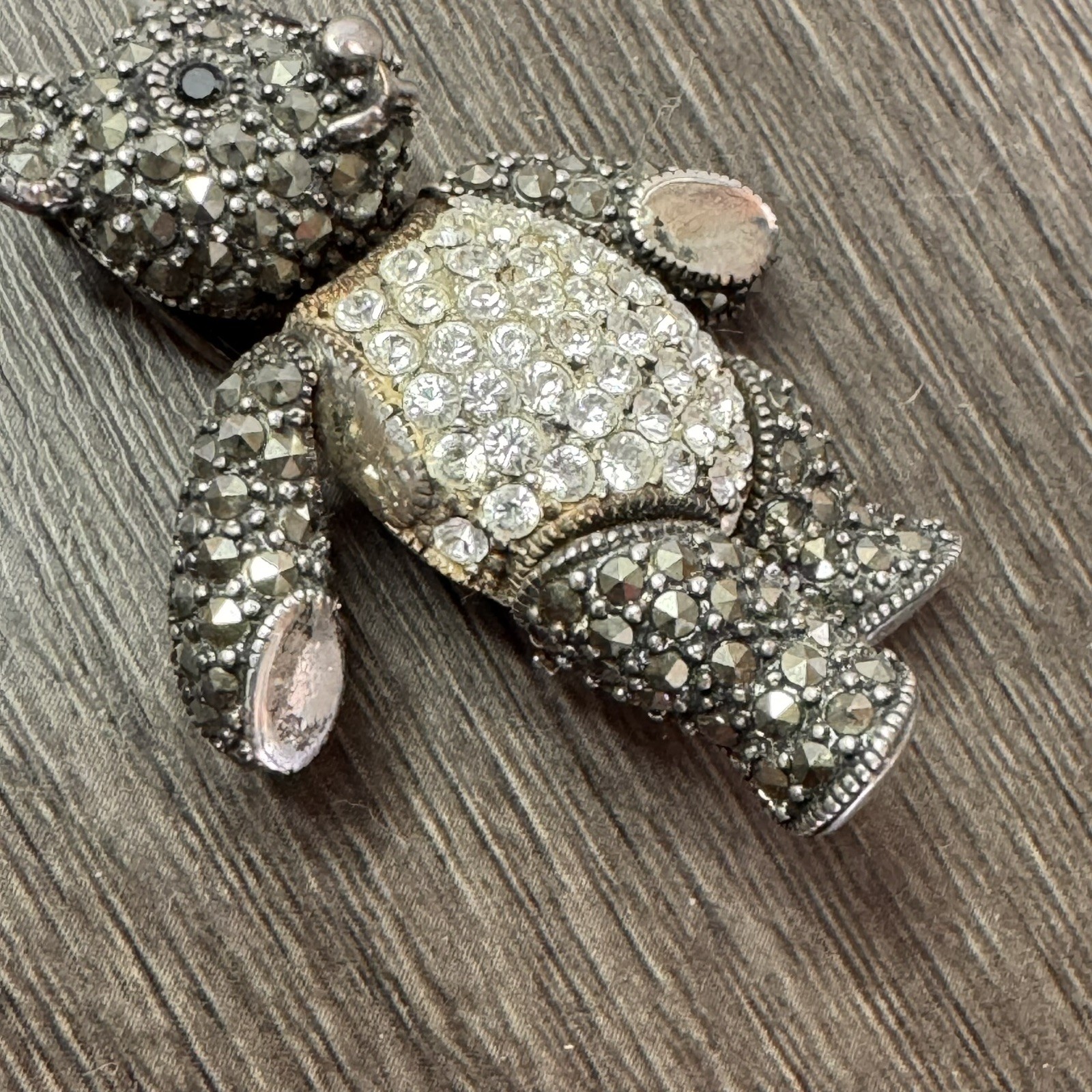 A925 STERLING SILVER MARCASITE TEDDY BEAR MOVEABLE PIN BROOCH BLACK CRYSTAL EYES