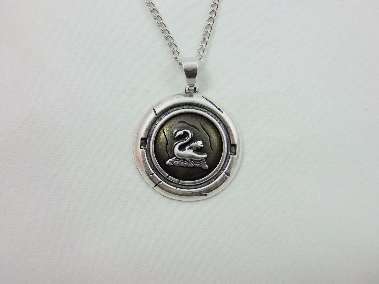 ONCE UPON A TIME EMMA SWAN (TALISMAN)SWAN PENDANT WITH CHAIN IN ANTIQUE SILVER