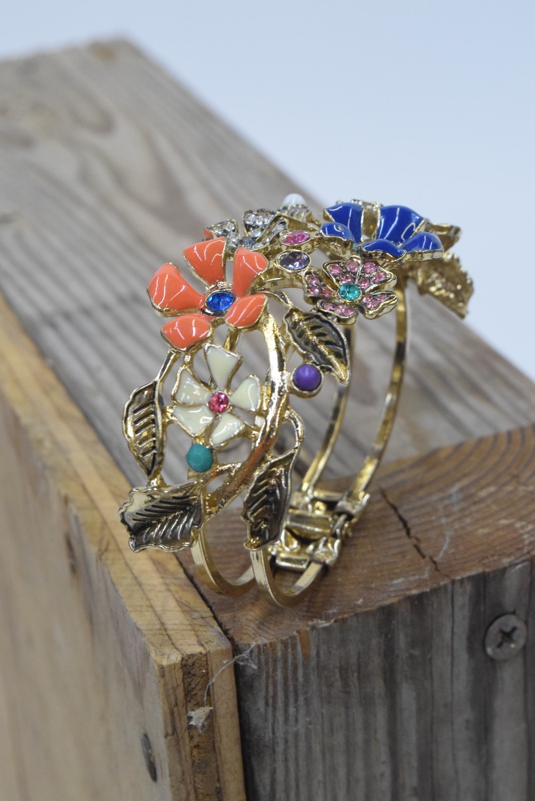 WOMEN’S COLORFUL BROCHE STYLE FASHION BRACELET.