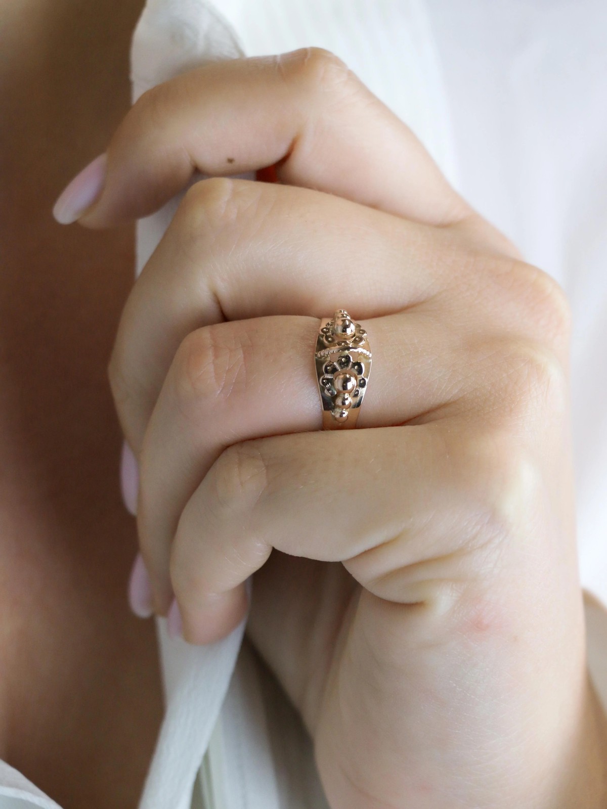 Art Nouveau flower ring in rose gold