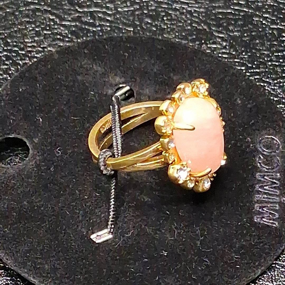 MIMCO Majesty Ring Pink Quartz Whit Crystal Gold Tone. NWT 15.271