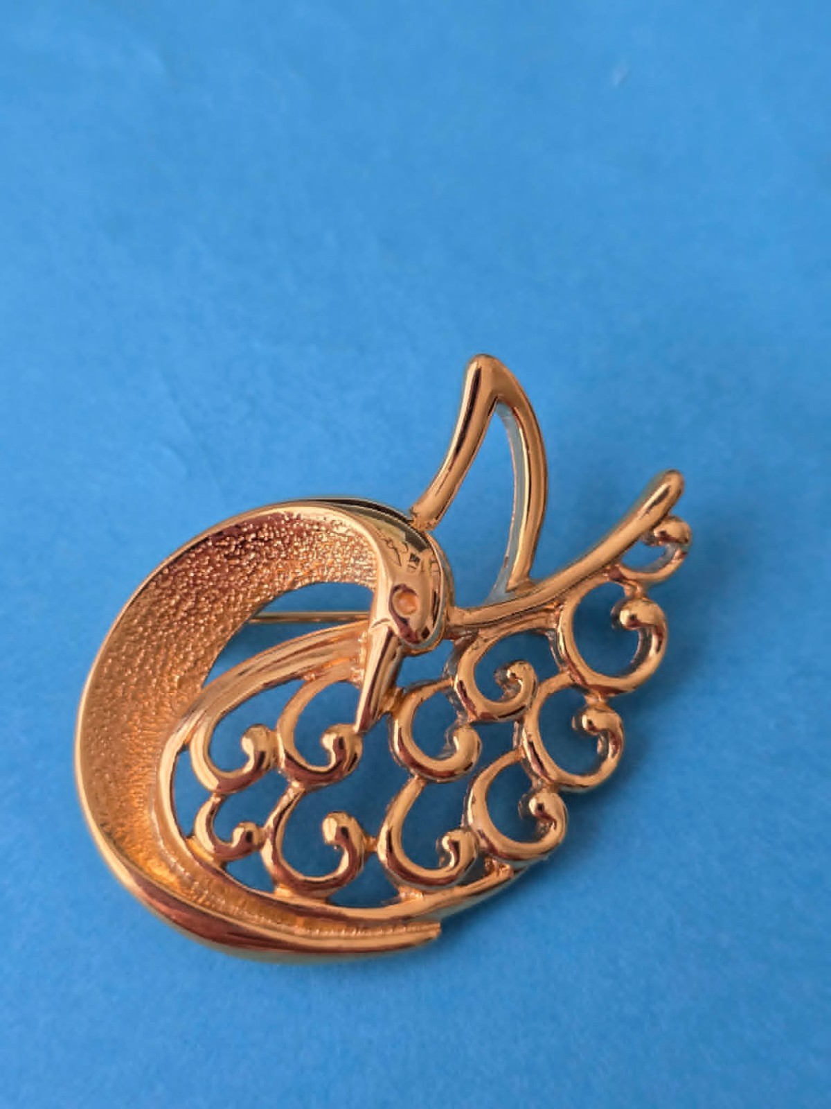 Rare Trifari Women’s Brooch Polished Gold Tone Metal Swan 1.50″