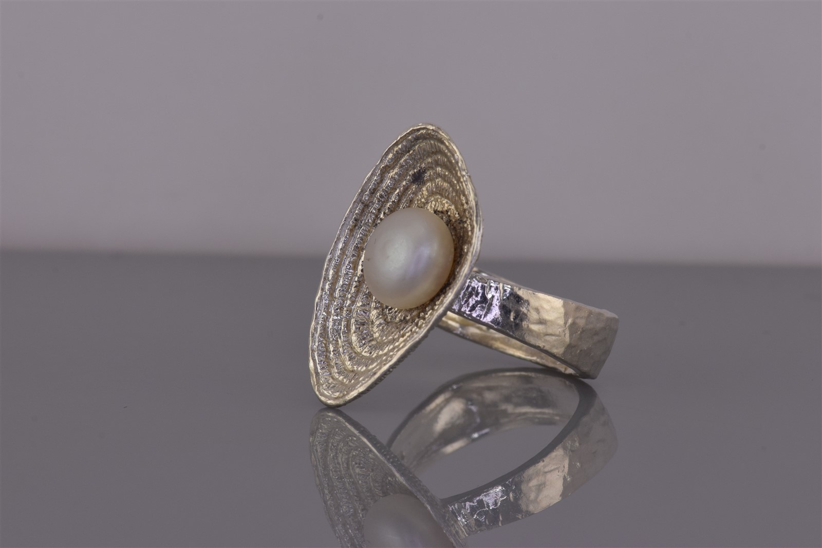 Sterling Silver 25mm Nestled Pearl Clam Shell Band Ring 925 Sz: 7