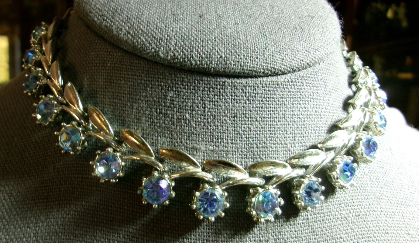 VINTAGE UNSIGNED CHOKER NECKLACE W/BLUE AB STONE STATIONS ALL SILVERTONE