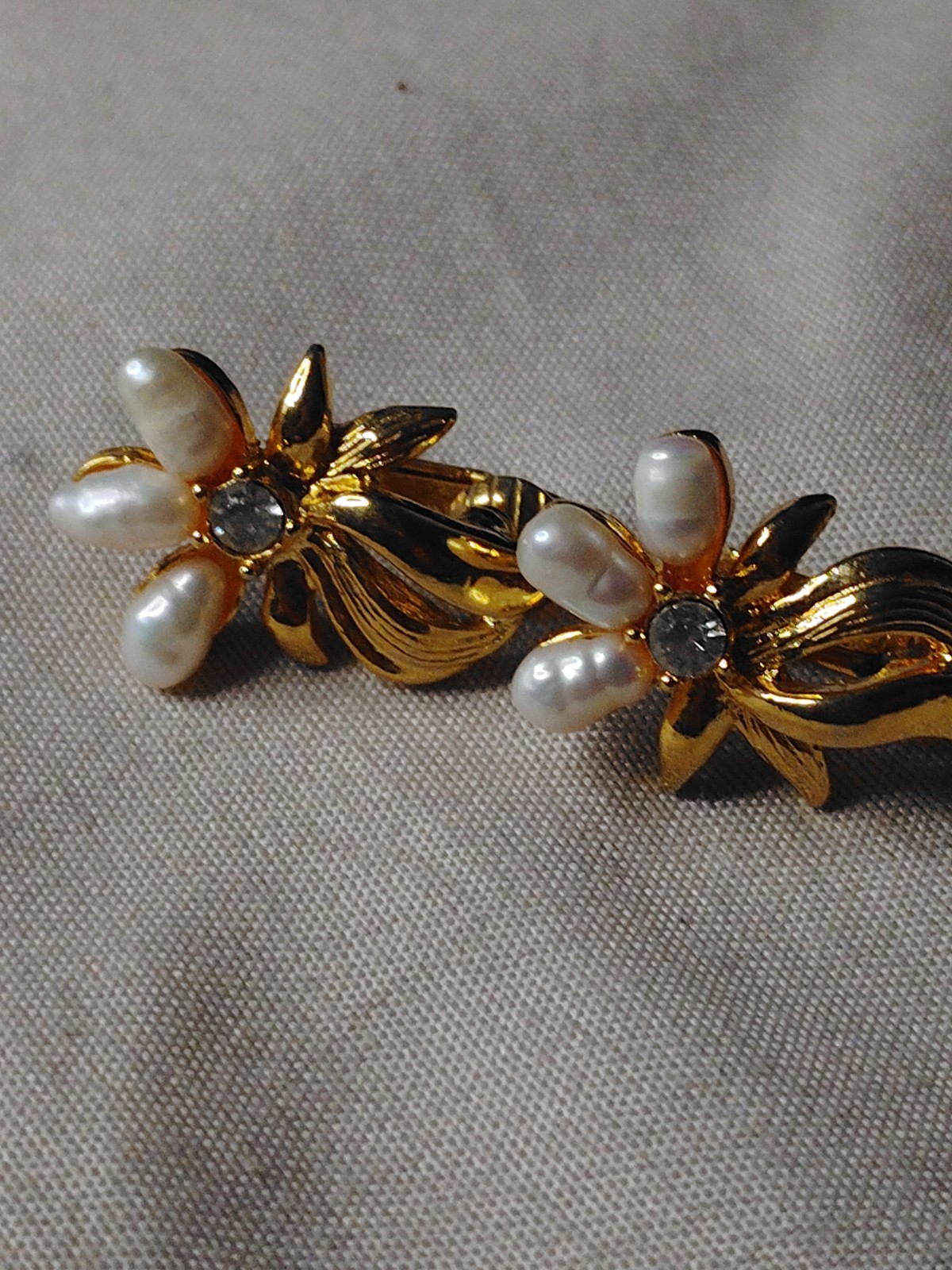 Avon Gold Tone Flower Clip-On Earrings Faux Pearl & Clear Rhinestone Signed