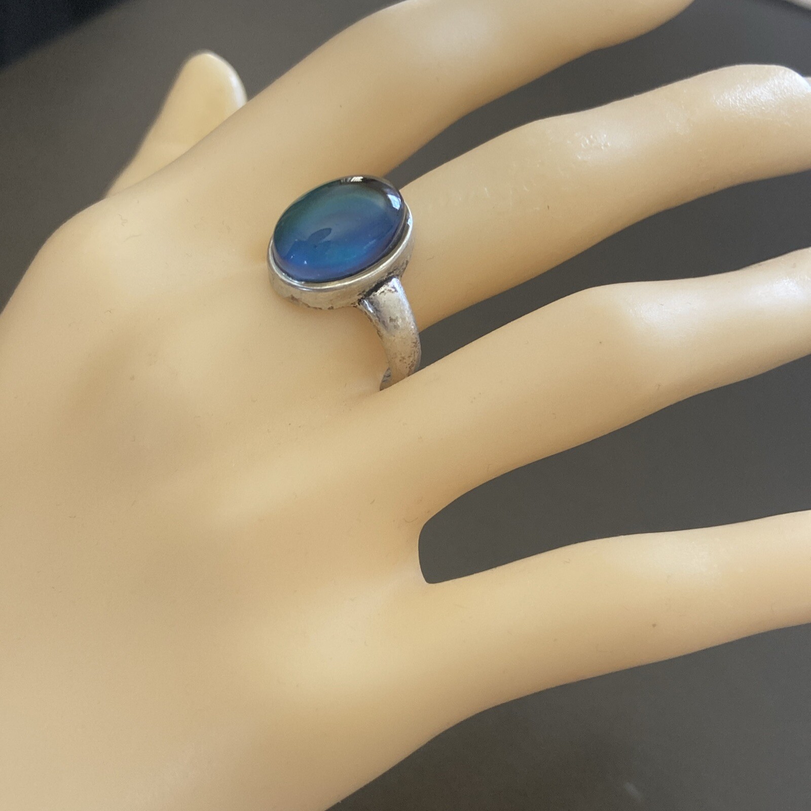 Oval Silver Plated Zinc Alloy Mood Ring Size 8.5 + Gift Box + Color Chart