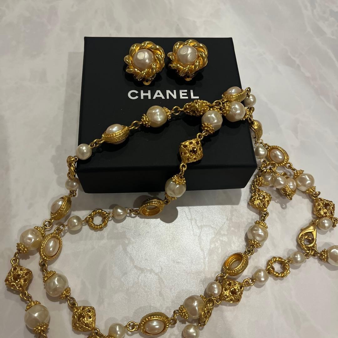 CHANEL Flower Design Clip-On Earrings Pearl Gold Vintage Jewelry Box Included