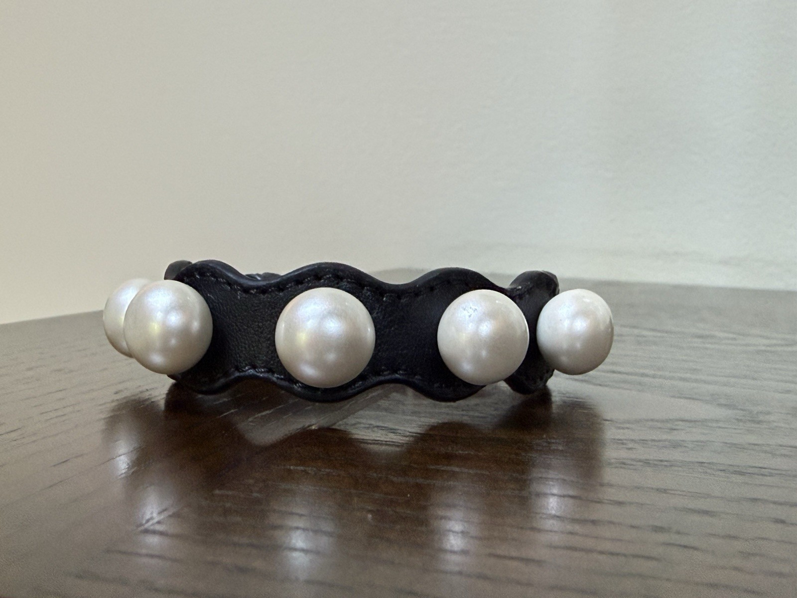 Auth FENDI Ribbons & Pearls Calfskin Leather Bangle Bracelet Gold Hardware Italy