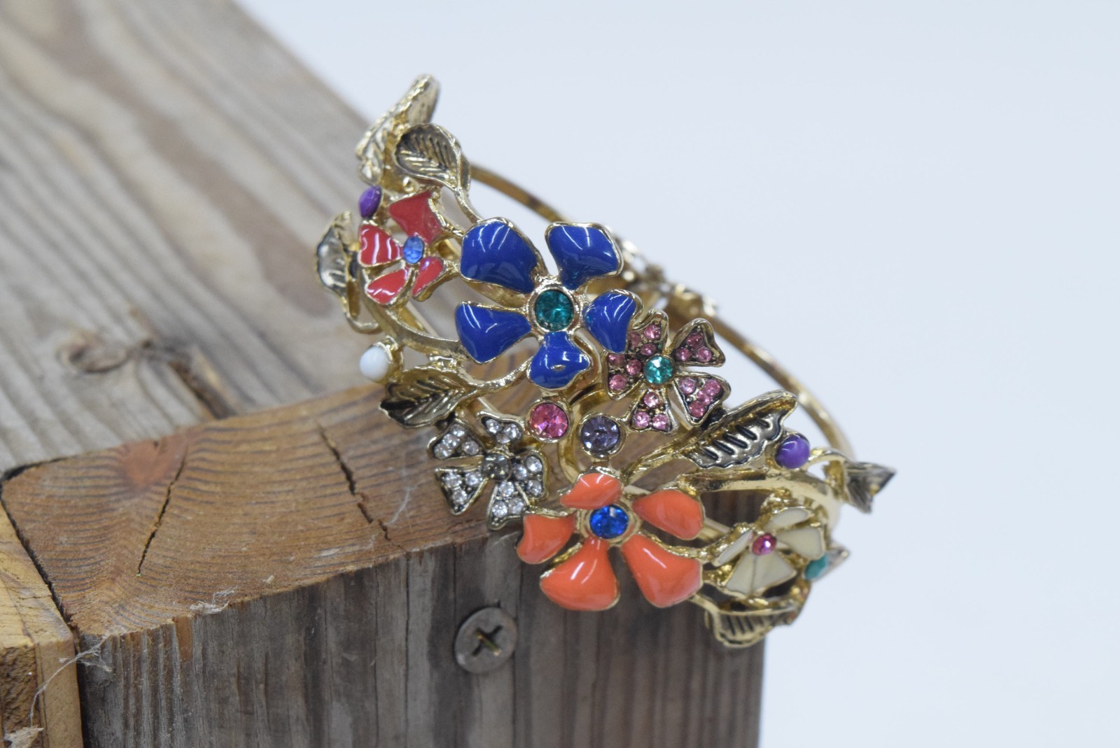 WOMEN’S COLORFUL BROCHE STYLE FASHION BRACELET.