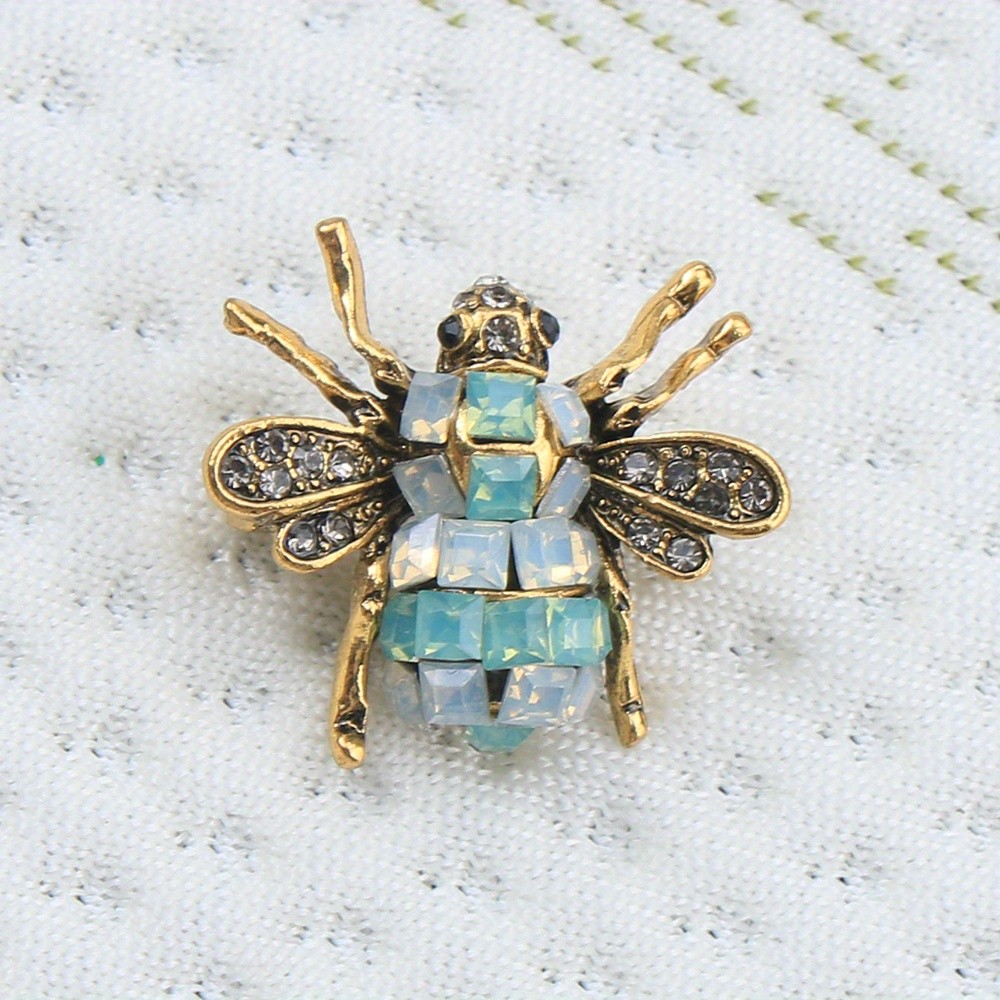 Chic Vintage Bee Brooch with Sparkling Rhinestones Zinc Alloy Animal Pin Women