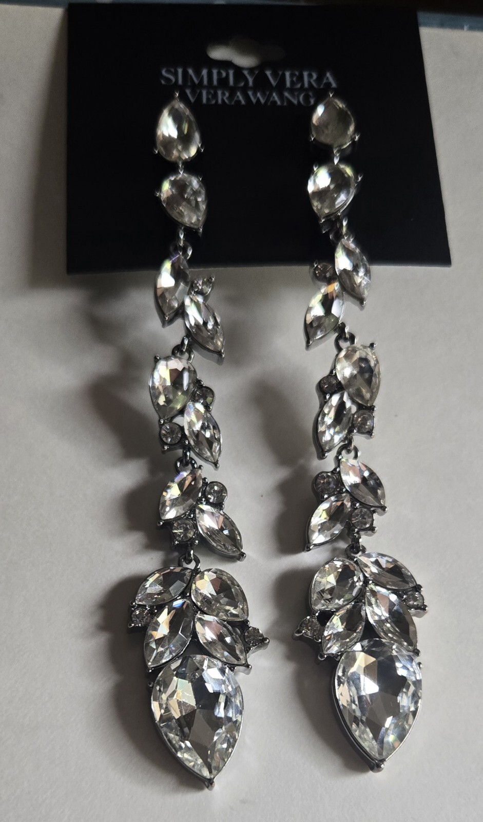 NEW IMPRESSIVE VERA WANG SIMPLY VERA DANGLING DROP EARRING BRIDAL, ANY OCCASION