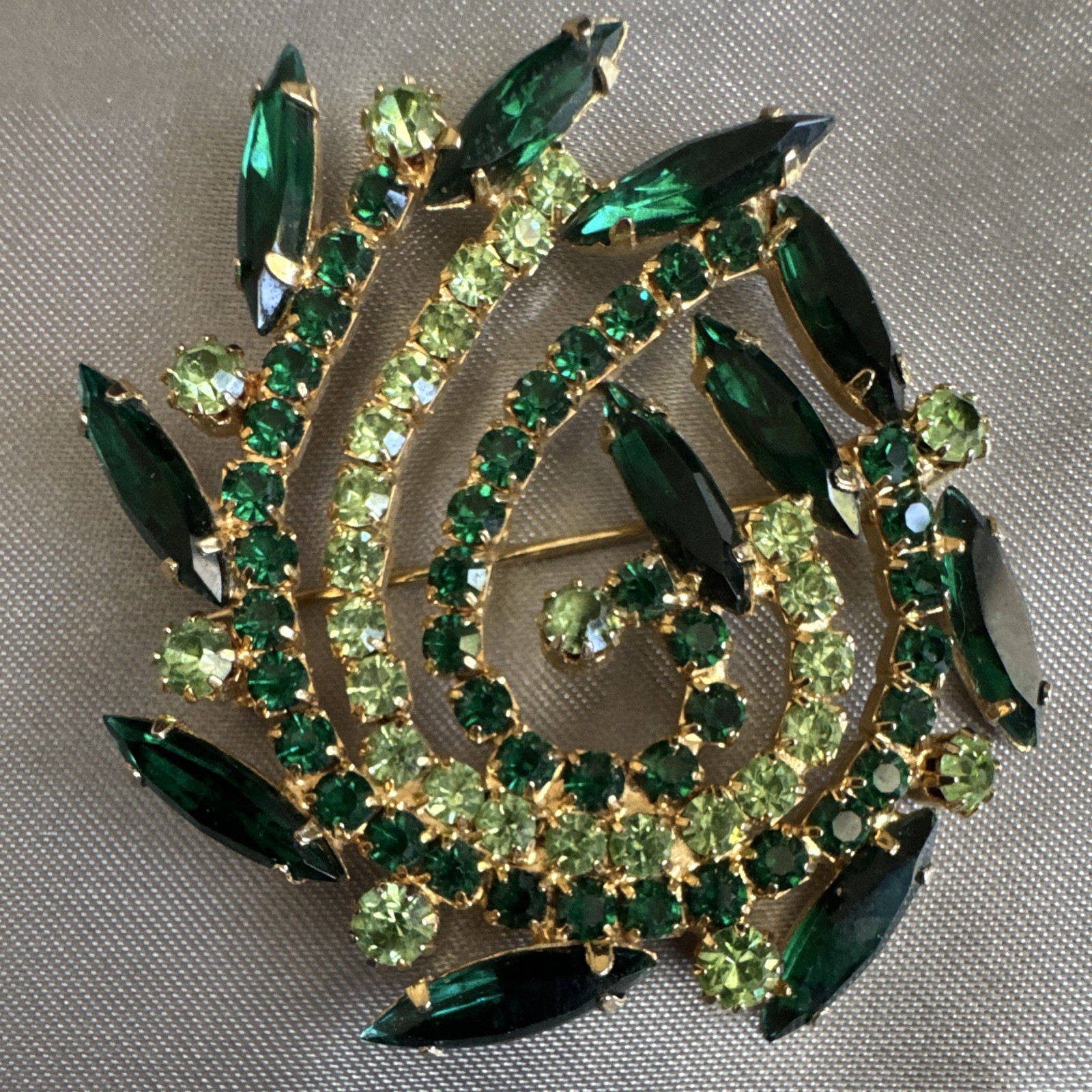 Green Rhinestone Swirl Brooch Pin Gold Tone Metal 2″ Marquise Prong Set