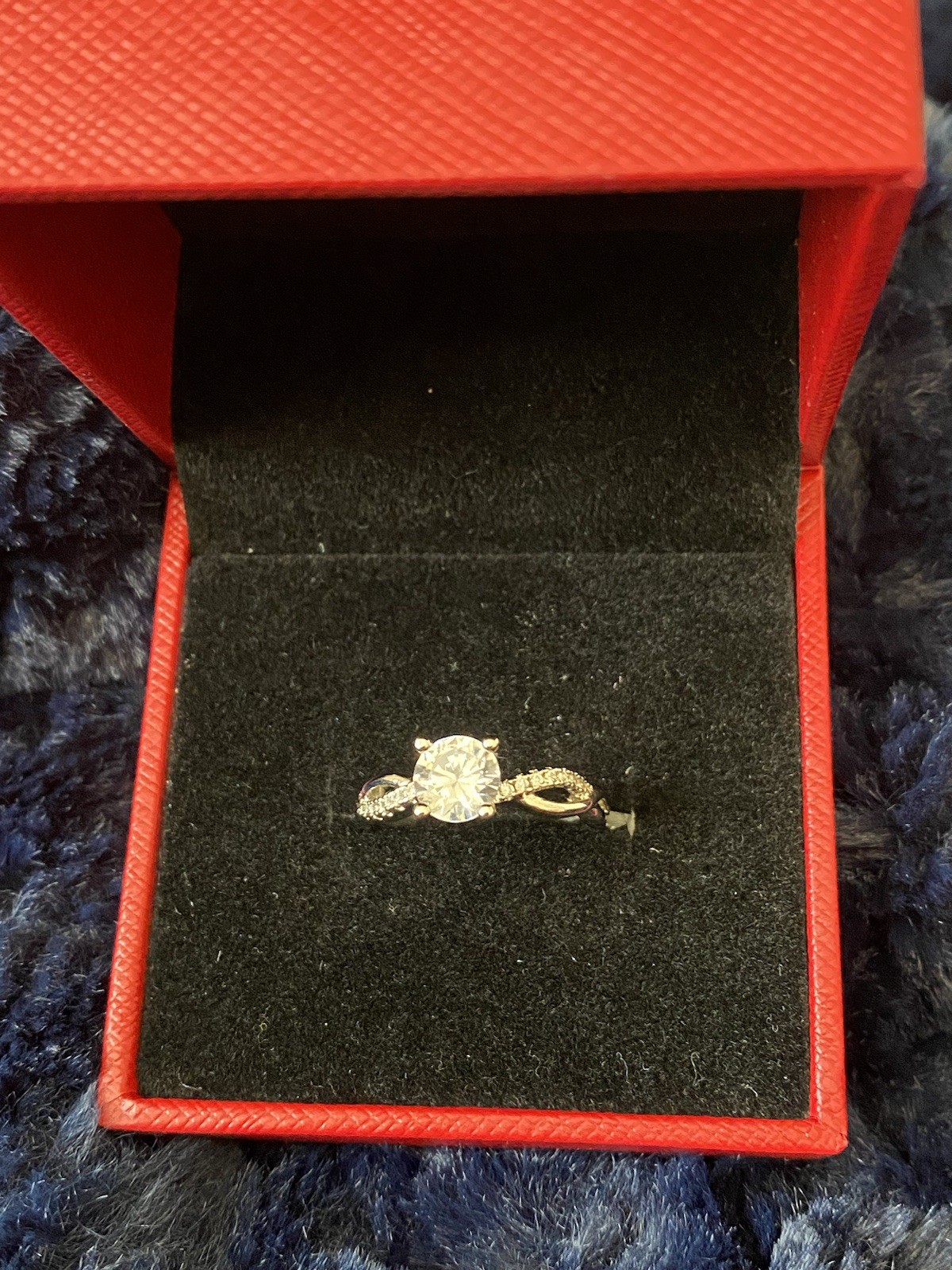 RING 💍Beautiful, internally flawless, round cut 1 carat MOISSANITE solitaire.